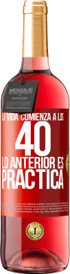 29,95 € Envío gratis | Vino Rosado Edición ROSÉ La vida comienza a los 40. Lo anterior es solamente práctica Etiqueta Roja. Etiqueta personalizable Vino joven Cosecha 2023 Tempranillo