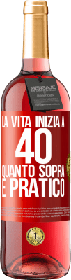 29,95 € Spedizione Gratuita | Vino rosato Edizione ROSÉ La vita inizia a 40 anni. Quanto sopra è pratico Etichetta Rossa. Etichetta personalizzabile Vino giovane Raccogliere 2024 Tempranillo