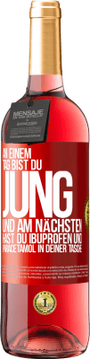 29,95 € Kostenloser Versand | Roséwein ROSÉ Ausgabe An einem Tag bist du jung und am nächsten hast du Ibuprofen und Paracetamol in deiner Tasche Rote Markierung. Anpassbares Etikett Junger Wein Ernte 2024 Tempranillo