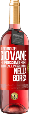 29,95 € Spedizione Gratuita | Vino rosato Edizione ROSÉ Un giorno sei giovane e il prossimo porti ibuprofene e paracetamolo nella borsa Etichetta Rossa. Etichetta personalizzabile Vino giovane Raccogliere 2024 Tempranillo