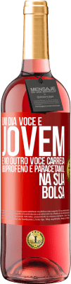 29,95 € Envio grátis | Vinho rosé Edição ROSÉ Um dia você é jovem e no outro você carrega ibuprofeno e paracetamol na sua bolsa Etiqueta Vermelha. Etiqueta personalizável Vinho jovem Colheita 2024 Tempranillo