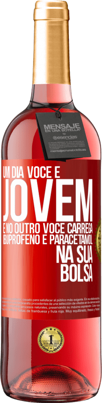 29,95 € Envio grátis | Vinho rosé Edição ROSÉ Um dia você é jovem e no outro você carrega ibuprofeno e paracetamol na sua bolsa Etiqueta Vermelha. Etiqueta personalizável Vinho jovem Colheita 2024 Tempranillo