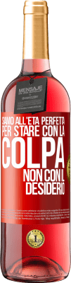 29,95 € Spedizione Gratuita | Vino rosato Edizione ROSÉ Siamo all'età perfetta, per stare con la colpa, non con il desiderio Etichetta Rossa. Etichetta personalizzabile Vino giovane Raccogliere 2024 Tempranillo