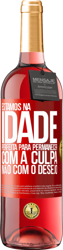 29,95 € Envio grátis | Vinho rosé Edição ROSÉ Estamos na idade perfeita, para permanecer com a culpa, não com o desejo Etiqueta Vermelha. Etiqueta personalizável Vinho jovem Colheita 2025 Tempranillo
