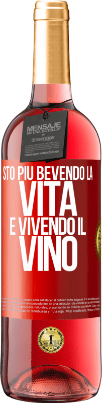 29,95 € Spedizione Gratuita | Vino rosato Edizione ROSÉ Sto più bevendo la vita e vivendo il vino Etichetta Rossa. Etichetta personalizzabile Vino giovane Raccogliere 2024 Tempranillo