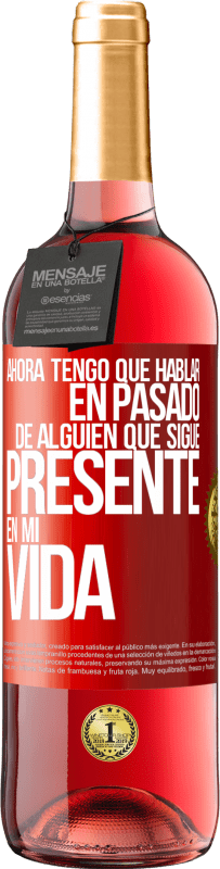 29,95 € Envío gratis | Vino Rosado Edición ROSÉ Ahora tengo que hablar en pasado de alguien que sigue presente en mi vida Etiqueta Roja. Etiqueta personalizable Vino joven Cosecha 2023 Tempranillo