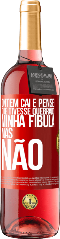 29,95 € Envio grátis | Vinho rosé Edição ROSÉ Ontem caí e pensei que tivesse quebrado minha fíbula. Mas não Etiqueta Vermelha. Etiqueta personalizável Vinho jovem Colheita 2023 Tempranillo