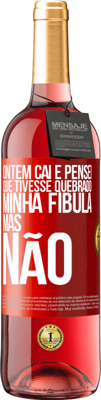 29,95 € Envio grátis | Vinho rosé Edição ROSÉ Ontem caí e pensei que tivesse quebrado minha fíbula. Mas não Etiqueta Vermelha. Etiqueta personalizável Vinho jovem Colheita 2025 Tempranillo