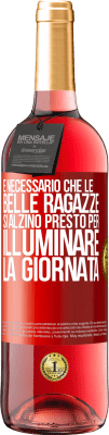 29,95 € Spedizione Gratuita | Vino rosato Edizione ROSÉ È necessario che le belle ragazze si alzino presto per illuminare la giornata Etichetta Rossa. Etichetta personalizzabile Vino giovane Raccogliere 2024 Tempranillo