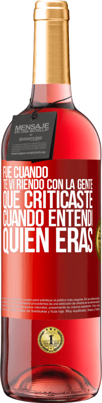 29,95 € Envío gratis | Vino Rosado Edición ROSÉ Fue cuando te vi riendo con la gente que criticaste, cuando entendí quién eras Etiqueta Roja. Etiqueta personalizable Vino joven Cosecha 2023 Tempranillo