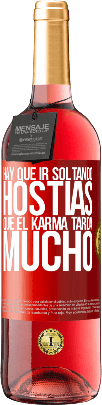 29,95 € Envío gratis | Vino Rosado Edición ROSÉ Hay que ir soltando hostias, que el karma tarda mucho Etiqueta Roja. Etiqueta personalizable Vino joven Cosecha 2024 Tempranillo