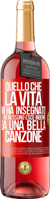 29,95 € Spedizione Gratuita | Vino rosato Edizione ROSÉ Quello che la vita mi ha insegnato è che nessuno esce indenne da una bella canzone Etichetta Rossa. Etichetta personalizzabile Vino giovane Raccogliere 2024 Tempranillo