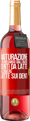 29,95 € Spedizione Gratuita | Vino rosato Edizione ROSÉ La maturazione sta passando dall'avere denti da latte all'avere latte sui denti Etichetta Rossa. Etichetta personalizzabile Vino giovane Raccogliere 2023 Tempranillo