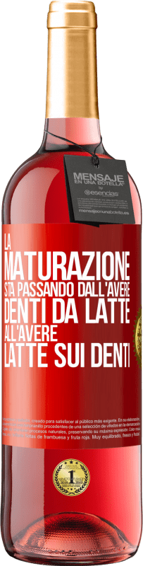 29,95 € Spedizione Gratuita | Vino rosato Edizione ROSÉ La maturazione sta passando dall'avere denti da latte all'avere latte sui denti Etichetta Rossa. Etichetta personalizzabile Vino giovane Raccogliere 2023 Tempranillo