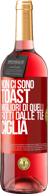 29,95 € Spedizione Gratuita | Vino rosato Edizione ROSÉ Non ci sono toast migliori di quelli fatti dalle tue ciglia Etichetta Rossa. Etichetta personalizzabile Vino giovane Raccogliere 2024 Tempranillo