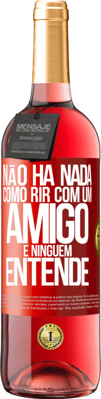 29,95 € Envio grátis | Vinho rosé Edição ROSÉ Não há nada como rir com um amigo e ninguém entende Etiqueta Vermelha. Etiqueta personalizável Vinho jovem Colheita 2024 Tempranillo