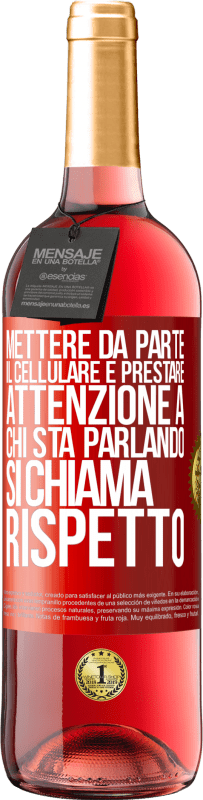 29,95 € Spedizione Gratuita | Vino rosato Edizione ROSÉ Mettere da parte il cellulare e prestare attenzione a chi sta parlando si chiama RISPETTO Etichetta Rossa. Etichetta personalizzabile Vino giovane Raccogliere 2023 Tempranillo