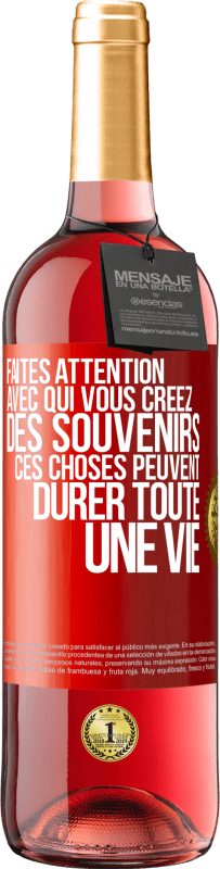 29,95 € Envoi gratuit | Vin rosé Édition ROSÉ Faites attention avec qui vous créez des souvenirs. Ces choses peuvent durer toute une vie Étiquette Rouge. Étiquette personnalisable Vin jeune Récolte 2023 Tempranillo