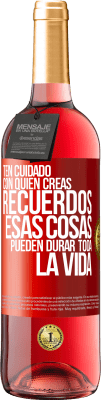 29,95 € Envío gratis | Vino Rosado Edición ROSÉ Ten cuidado con quién creas recuerdos. Esas cosas pueden durar toda la vida Etiqueta Roja. Etiqueta personalizable Vino joven Cosecha 2023 Tempranillo