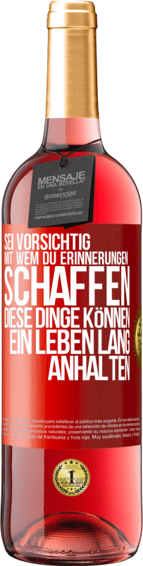 29,95 € Kostenloser Versand | Roséwein ROSÉ Ausgabe Sei vorsichtig, mit wem du Erinnerungen schaffen. Diese Dinge können ein Leben lang anhalten Rote Markierung. Anpassbares Etikett Junger Wein Ernte 2023 Tempranillo