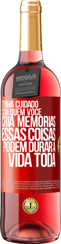 29,95 € Envio grátis | Vinho rosé Edição ROSÉ Tenha cuidado com quem você cria memórias. Essas coisas podem durar a vida toda Etiqueta Vermelha. Etiqueta personalizável Vinho jovem Colheita 2023 Tempranillo