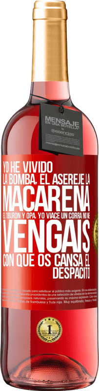 29,95 € Envío gratis | Vino Rosado Edición ROSÉ Yo he vivido La bomba, el Aserejé, La Macarena, El Tiburón y Opá, yo viacé un corrá. No me vengáis con que os cansa el Etiqueta Roja. Etiqueta personalizable Vino joven Cosecha 2024 Tempranillo