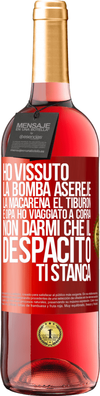 29,95 € Spedizione Gratuita | Vino rosato Edizione ROSÉ Ho vissuto La bomba, Aserejé, La Macarena, El Tiburon e Opá, ho viaggiato a corrá. Non darmi che il Despacito ti stanca Etichetta Rossa. Etichetta personalizzabile Vino giovane Raccogliere 2024 Tempranillo