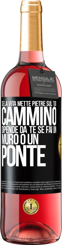 29,95 € Spedizione Gratuita | Vino rosato Edizione ROSÉ Se la vita mette pietre sul tuo cammino, dipende da te se fai un muro o un ponte Etichetta Nera. Etichetta personalizzabile Vino giovane Raccogliere 2023 Tempranillo