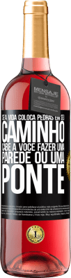 29,95 € Envio grátis | Vinho rosé Edição ROSÉ Se a vida coloca pedras em seu caminho, cabe a você fazer uma parede ou uma ponte Etiqueta Preta. Etiqueta personalizável Vinho jovem Colheita 2023 Tempranillo