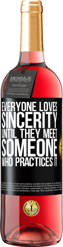 29,95 € 免费送货 | 桃红葡萄酒 ROSÉ版 每个人都喜欢真诚。直到他们遇到练习它的人 黑标. 可自定义的标签 青年酒 收成 2024 Tempranillo