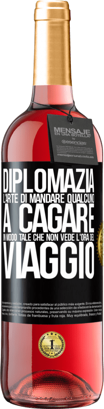 29,95 € Spedizione Gratuita | Vino rosato Edizione ROSÉ Diplomazia. L'arte di mandare qualcuno a cagare in modo tale che non vede l'ora del viaggio Etichetta Nera. Etichetta personalizzabile Vino giovane Raccogliere 2024 Tempranillo