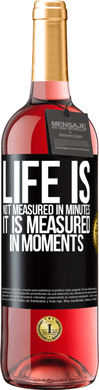 29,95 € Бесплатная доставка | Розовое вино Издание ROSÉ Жизнь измеряется не минутами, а моментами Черная метка. Настраиваемая этикетка Молодое вино Урожай 2023 Tempranillo
