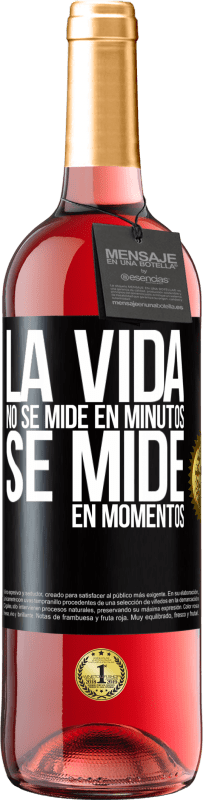 29,95 € Envío gratis | Vino Rosado Edición ROSÉ La vida no se mide en minutos, se mide en momentos Etiqueta Negra. Etiqueta personalizable Vino joven Cosecha 2024 Tempranillo