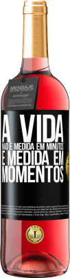 29,95 € Envio grátis | Vinho rosé Edição ROSÉ A vida não é medida em minutos, é medida em momentos Etiqueta Preta. Etiqueta personalizável Vinho jovem Colheita 2024 Tempranillo