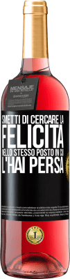29,95 € Spedizione Gratuita | Vino rosato Edizione ROSÉ Smetti di cercare la felicità nello stesso posto in cui l'hai persa Etichetta Nera. Etichetta personalizzabile Vino giovane Raccogliere 2025 Tempranillo