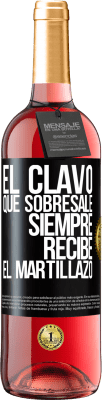 29,95 € Envío gratis | Vino Rosado Edición ROSÉ El clavo que sobresale siempre recibe el martillazo Etiqueta Negra. Etiqueta personalizable Vino joven Cosecha 2025 Tempranillo