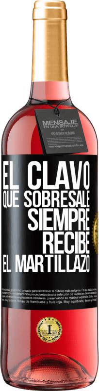 29,95 € Envío gratis | Vino Rosado Edición ROSÉ El clavo que sobresale siempre recibe el martillazo Etiqueta Negra. Etiqueta personalizable Vino joven Cosecha 2024 Tempranillo