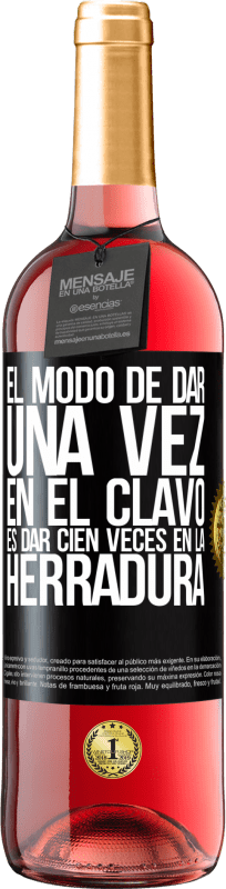 29,95 € Envío gratis | Vino Rosado Edición ROSÉ El modo de dar una vez en el clavo, es dar cien veces en la herradura Etiqueta Negra. Etiqueta personalizable Vino joven Cosecha 2024 Tempranillo