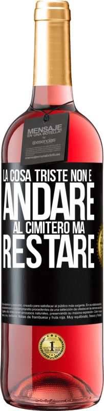 29,95 € Spedizione Gratuita | Vino rosato Edizione ROSÉ La cosa triste non è andare al cimitero, ma restare Etichetta Nera. Etichetta personalizzabile Vino giovane Raccogliere 2024 Tempranillo