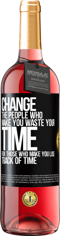 29,95 € 免费送货 | 桃红葡萄酒 ROSÉ版 改变那些让您浪费时间的人为那些使您失去时间的人 黑标. 可自定义的标签 青年酒 收成 2023 Tempranillo
