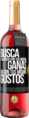 29,95 € Envío gratis | Vino Rosado Edición ROSÉ Busca a alguien con tus mismas ganas, no con tus mismos gustos Etiqueta Negra. Etiqueta personalizable Vino joven Cosecha 2024 Tempranillo