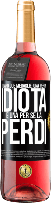 29,95 € Spedizione Gratuita | Vino rosato Edizione ROSÉ Ti darò due medaglie: una per un idiota e una per se la perdi Etichetta Nera. Etichetta personalizzabile Vino giovane Raccogliere 2024 Tempranillo