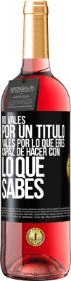 29,95 € Envío gratis | Vino Rosado Edición ROSÉ No vales por un título. Vales por lo que eres capaz de hacer con lo que sabes Etiqueta Negra. Etiqueta personalizable Vino joven Cosecha 2025 Tempranillo