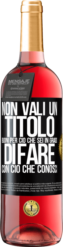 29,95 € Spedizione Gratuita | Vino rosato Edizione ROSÉ Non vali un titolo. Buoni per ciò che sei in grado di fare con ciò che conosci Etichetta Nera. Etichetta personalizzabile Vino giovane Raccogliere 2024 Tempranillo