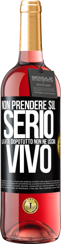 29,95 € Spedizione Gratuita | Vino rosato Edizione ROSÉ Non prendere sul serio la vita, dopotutto, non ne uscirai vivo Etichetta Nera. Etichetta personalizzabile Vino giovane Raccogliere 2025 Tempranillo