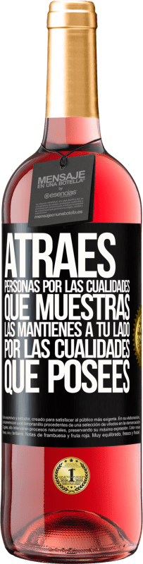 29,95 € Envío gratis | Vino Rosado Edición ROSÉ Atraes personas por las cualidades que muestras. Las mantienes a tu lado por las cualidades que posees Etiqueta Negra. Etiqueta personalizable Vino joven Cosecha 2024 Tempranillo