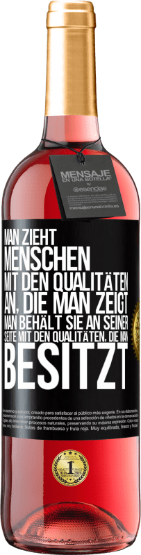 29,95 € Kostenloser Versand | Roséwein ROSÉ Ausgabe Man zieht Menschen mit den Qualitäten an, die man zeigt. Man behält sie an seiner Seite mit den Qualitäten, die man besitzt Schwarzes Etikett. Anpassbares Etikett Junger Wein Ernte 2024 Tempranillo