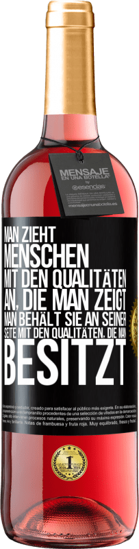 29,95 € Kostenloser Versand | Roséwein ROSÉ Ausgabe Man zieht Menschen mit den Qualitäten an, die man zeigt. Man behält sie an seiner Seite mit den Qualitäten, die man besitzt Schwarzes Etikett. Anpassbares Etikett Junger Wein Ernte 2025 Tempranillo