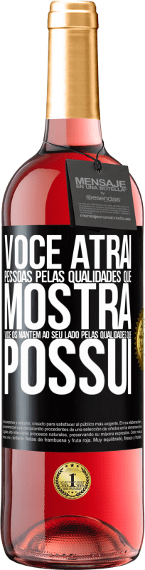 29,95 € Envio grátis | Vinho rosé Edição ROSÉ Você atrai pessoas pelas qualidades que mostra. Você os mantém ao seu lado pelas qualidades que possui Etiqueta Preta. Etiqueta personalizável Vinho jovem Colheita 2025 Tempranillo