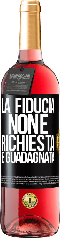 29,95 € Spedizione Gratuita | Vino rosato Edizione ROSÉ La fiducia non è richiesta, è guadagnata Etichetta Nera. Etichetta personalizzabile Vino giovane Raccogliere 2024 Tempranillo